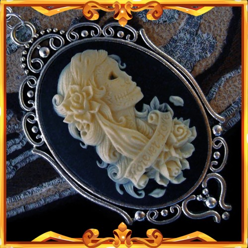 Skull Cameo Necklace "Forever Love"