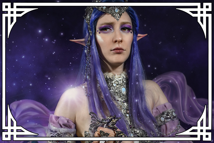 Jeune femme avec maquillage elfique et oreilles d'elfe