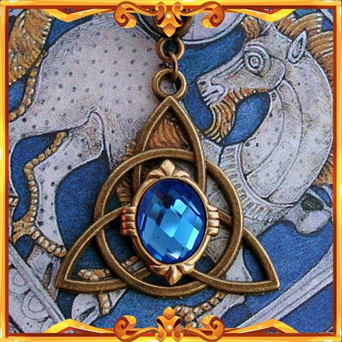 Collier inspirée par la mythologie Celtique Nemetona bleu saphir