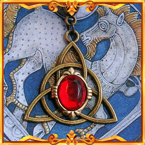 Collier inspirée par la mythologie Celtique Nemetona rouge rubis