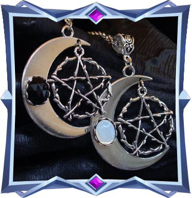 colliers d'inspiration wicca avec croissant de lune et pentacle