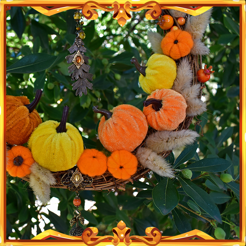 Couronne et décoration d'automne avec des citrouilles